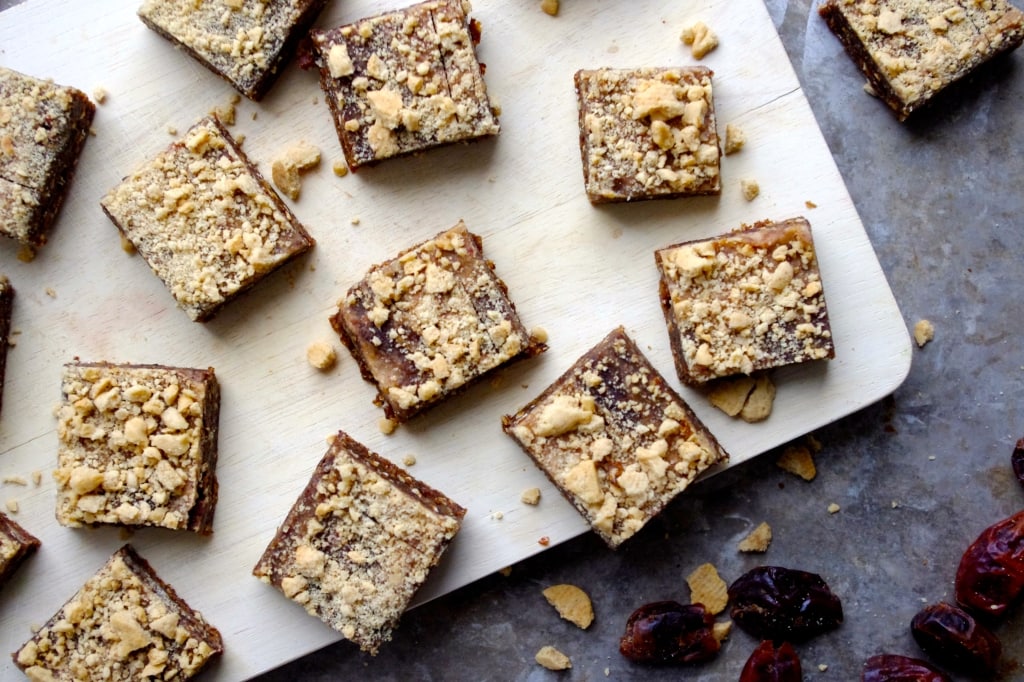 Vegan Gingerbread Crumble Bars via Nutritionist in the Kitch