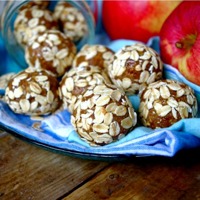 Apple Pie & Almond Butter Energy Balls via Nutritionist in the Kitch
