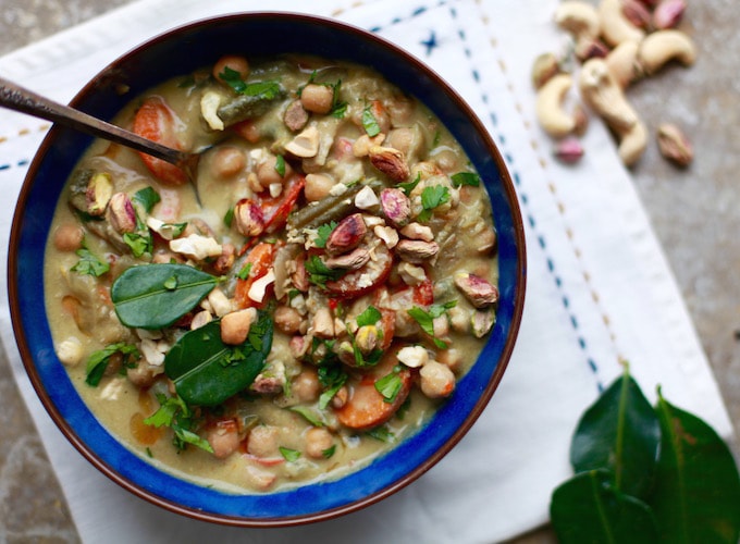 Slow Cooker Thai Green Cashew Chicken Curry via Nutritionist in the Kitch