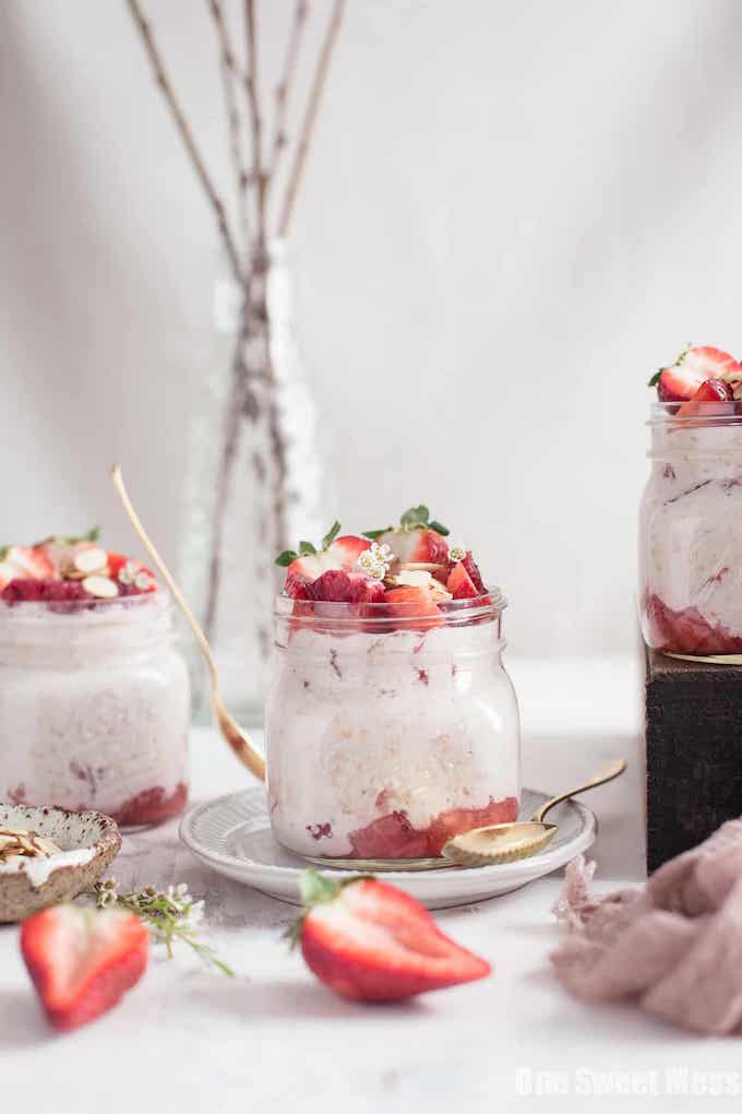 These 10 Healthy Overnight Oats recipes are a must try for easy and quick mornings. Simply make these in a jar the night before and enjoy a fast breakfast the next day! Many of these are vegan, dairy free, gluten free, have added protein, coconut and/or greek yogurt, and are clean eating friendly!
