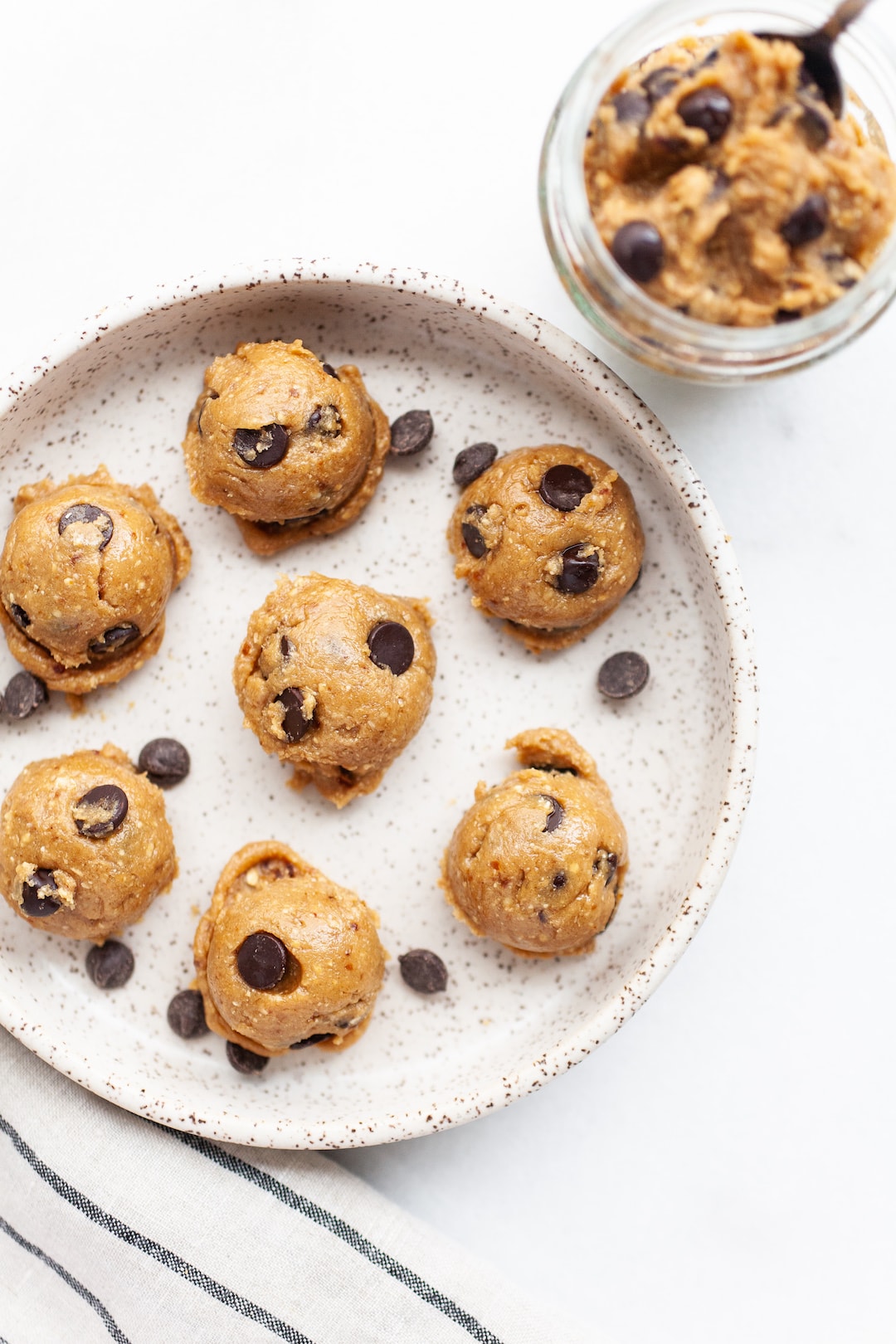 This delicious and healthy edible vegan chocolate chip cookie dough recipe is so easy to make it takes just 5-minutes. It can be enjoyed for one or for two with a spoon or as a dip for apples or other fruit! It’s made with no milk, no flour, no butter, and it’s egg free so it’s safe to eat raw. Grab a spoon and dig in!